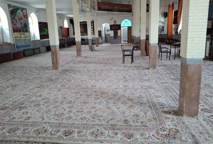 4-meter-wide Iranian mosque carpet installation