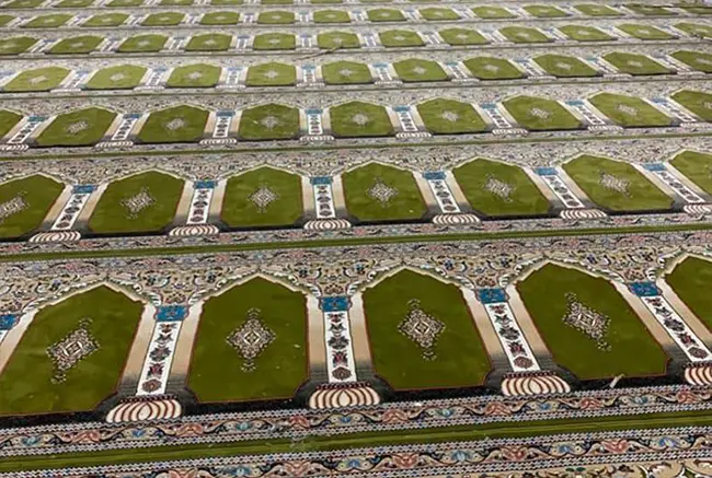 Custom mosque carpet layout showing Qibla-oriented prayer rows by Pamchal