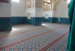 Arabic mosque prayer rug with mihrab design