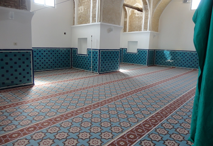 Arabic mosque prayer rug with mihrab design